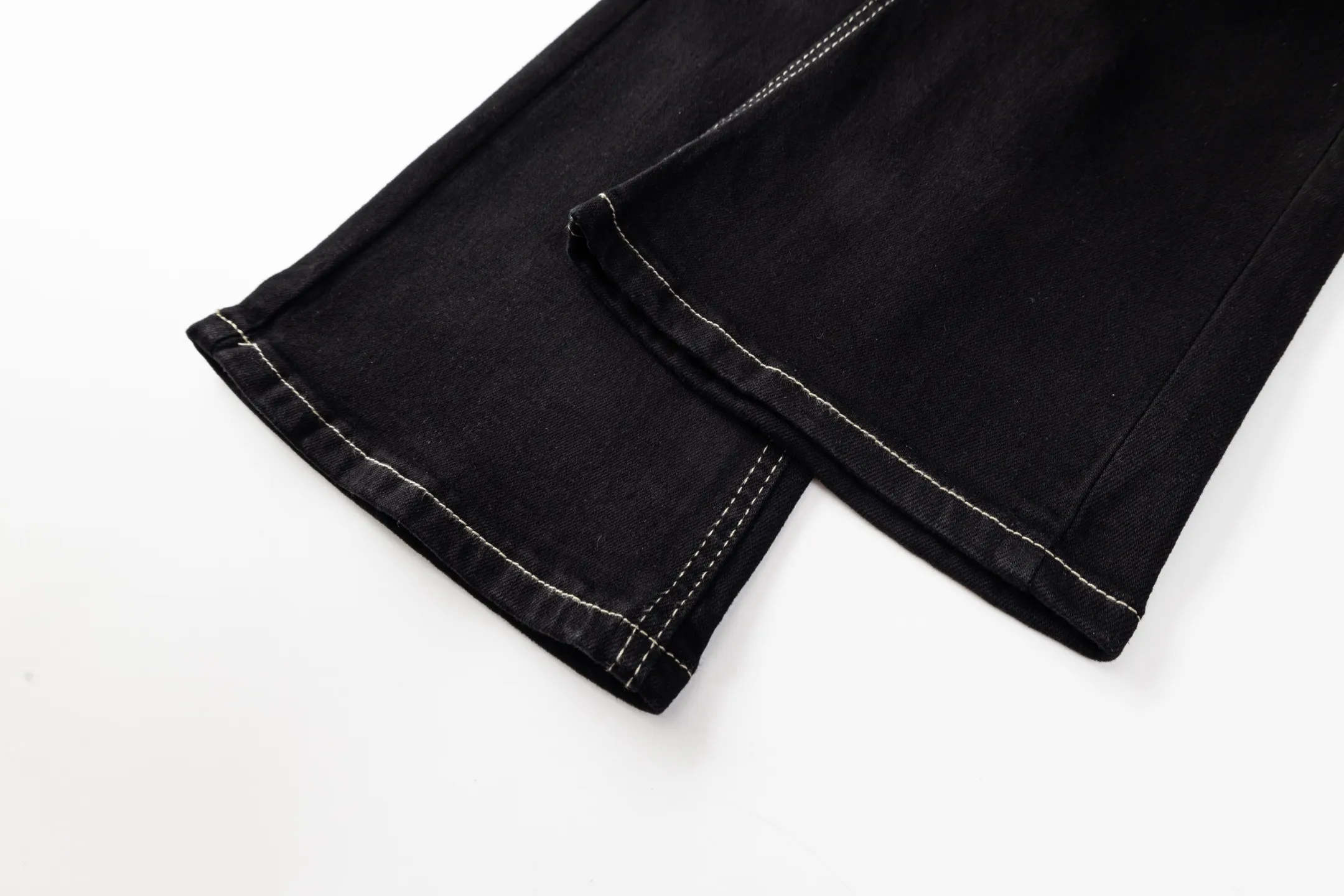 125 PURPLE BRAND 2026 New Arrival pure black couple style washed elastic micro-flared loose jeans. Styles with different wash textures are very friendly to people with thin legs and thick legs. The loose micro-flared version is very flattering to the leg shape. The timeless moderate length makes it easy to match casually. It has the basic styling foundation of various styles and is a must-have in the wardrobe! The fabric is stiff but also makes the upper body soft without losing texture. The washing process is even more perfect. It is a must-have item for everyone! ! ! Washed wheat, hang tag, pants label, three complete labels. Style number: # Color: Black Size: S M L XL
